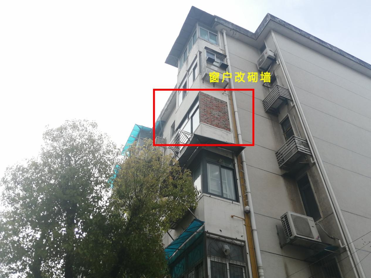 就为方便自家阳台2面窗砌成墙，物业：都住一栋，楼上咋改你也改