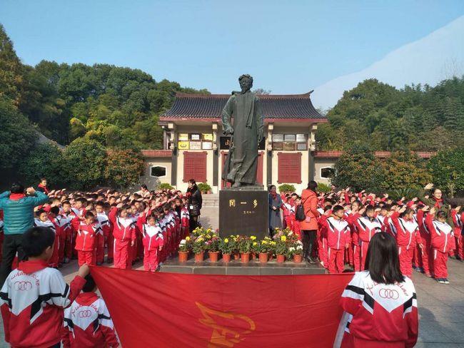 手持彩练当空舞-湖北浠水县努力创建国家公共文化服务体系示范区