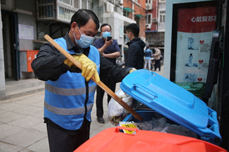 北京住建委：物业不得收取生活垃圾处理费、装修保证金